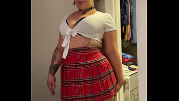 Slutty Dirty Talking Emo ひよこは大きな完璧なお尻で頭をあげ、上に乗って男のペニスに跳ね返り、後ろから叩かれ、彼女の大きなお尻全体にザーメンを浴びます