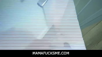MamaFucksMe - 熟女継母が義理の息子を盗撮 - ディー・ウィリアムズ