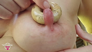 角质熟女在户外极度拉伸的穿孔乳头中玩大肥乳环