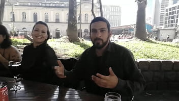ポルトアレグレの中心部で昼食をとったとき、私は女の子に会い、すぐにセックスに誘った