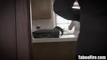 義理の兄弟と義理の妹が義理の両親の後ろで性交する