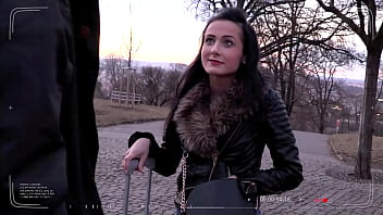 ボインの (Marina Visconti) は、クリスマス イブに (Barra Brass) と彼女の夫とのハードコア セックスのために海外旅行します - LETSDOEIT