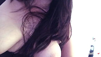 セクシーな主婦のクリスタルは自慰行為をし、セクシーな乳首とホットな猫の巨大なセクシーなおっぱいを持っています。REDのフルビデオ