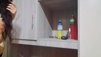私は私の親友にホテルのルームツアーを行います