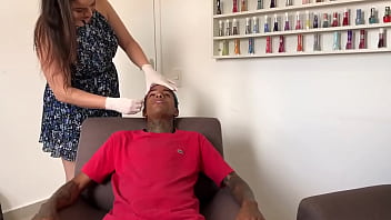 ホットな女性は真新しい眉毛と引き換えにPICAを受け取り、彼はそれを彼女のお尻にさえ置きます