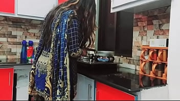 フルビデオ：クリアな音声で料理をしている間にキッチンで犯されるパキスタンの美しい妻