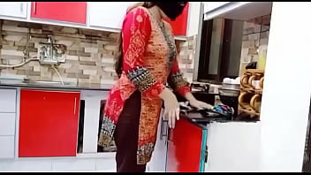 彼女が明確なヒンディー語のオーディオで料理をしている間に、本物のパキスタンの美しい妻のアナルがキッチンで犯された