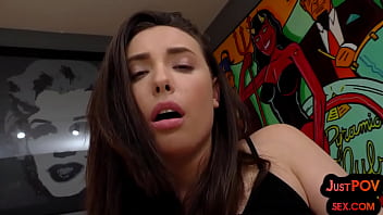 アマチュアの肛門ふしだらな女のクローズ アップ assfucked 後に POV でフェラチオ