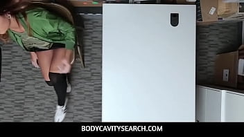 BodyCavitySearch - 万引き犯の若い女性は、何らかの方法で代償を払わなければならない - Dakota Rain
