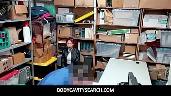 BodyCavitySearch - ホットなアジア人熟女のクリスティー・ラブが警備員とセックスして、処女の継娘を万引き罪から解放する