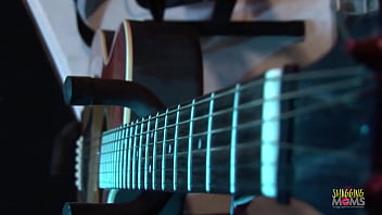 ロックギタリストは、彼のコンサートの後、舞台裏で最もホットな熟女ベイビーから素晴らしいフェラチオを取得します