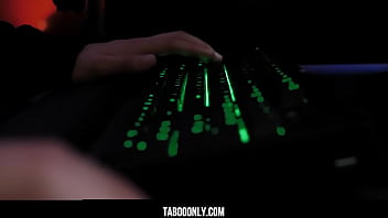 タブーオンリー - 欲求不満の義理の妹 (ケンジー・マディソン) が継兄をイマラチオ