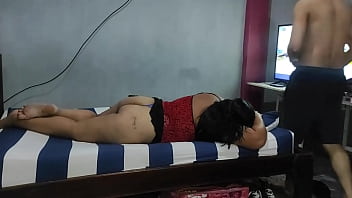 私の親友の寝取られは、私が彼の部屋にいる間、彼の半裸の妻が遊んでいる間に仕事に行きます。