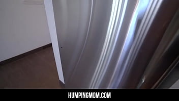 HumpingMom - 巨乳の継母ナターシャ・ナイスはセクシーなオレンジ色のランジェリーを着ており、彼女はトニーを家の男と見なしているので、トニーにそれを見てもらいたいと思っています