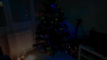 セクシーなミンクスはクリスマスにディルドをオナニーして大オーガズムに達する