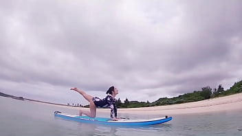 海のサーフボードでヨガ