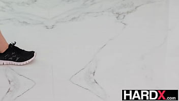 HardX - 巨大なコックによって掘削された巨大なTittied Vixen