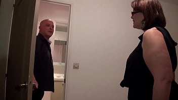 巨大なお尻を持つ素人の大きな美しい女性がゲストハウスで犯される