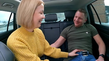 私のセクシーな仕事仲間との危険な車のフェラ