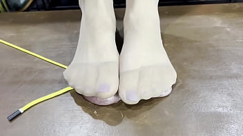 クローズアップのペニスとボールを全重量で踏みつける