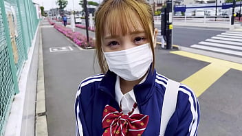 Sora 在拍攝照片時被射精。 她只是應該在照片拍攝中，但是... Sora 無法抗拒與一個骯髒的老男人的下流性交！