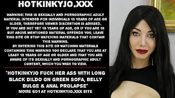 Hotkinkyjo は、緑のソファ、腹の膨らみ、肛門脱の長い黒いディルドで彼女のお尻をファックします。