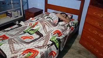 目を覚ましてください、売春婦、あなたは足を開いて、あなたを妊娠させに来るあなたの男性に対応しなければなりません。 。彼女は横たわっていた、そして私は彼女を性交するために彼女を起こした