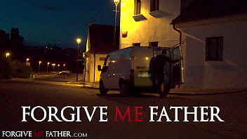 Forgive Me Father - 非常に小さな猫だが大きな猫の唇を持つ若い女性は、彼の友人がそれを撮影している間、大きな雄鶏を持つ男に乱暴に犯される