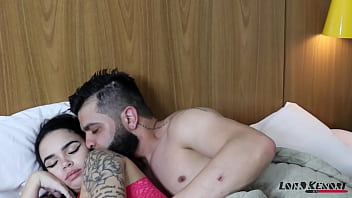 若くて妊娠 8 か月、彼女が潮吹きしてお腹にミルクを要求するまでペニスで楽しんでいます