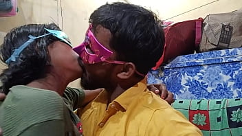 汚いヒンディー語で完全なデジ自家製スタイルで新年の夜にセックスをしている既婚のインド人カップル