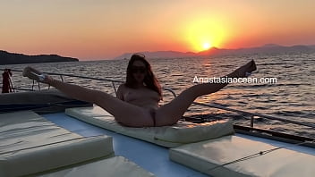 金发女孩在游船派对上全裸摆姿势。张开双腿，在户外自慰。民众