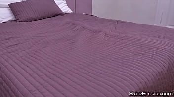 大奶金发女郎俄罗斯荡妇 Arteya 充满激情地自慰