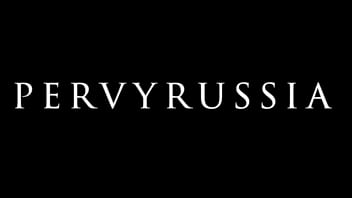 Два отвратительных парня трахают милую блондинку
