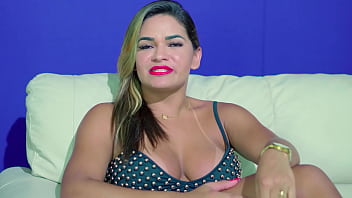 お尻に巨根を挿入する巨大なクリトリスを持つ巨乳熟女