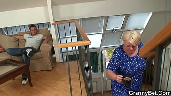 若い男が巨乳の金髪おばあちゃんを後ろからファック