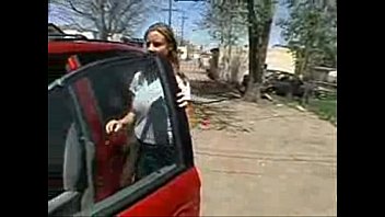 主婦は車の損害賠償を支払うためにファックします（パート1/4）