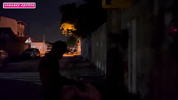 跨年晚会后，我和一个男人出去玩到天黑，他在路中间操我，甚至没有避孕套，他和我亲热了 marcio baiano