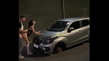 売春婦としての最初の夜に路上で犯される
