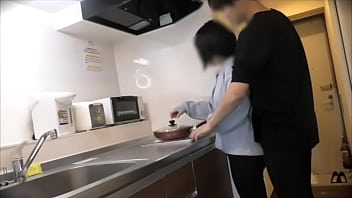 清楚系大◯生彼女と同棲１日目。布団でえっちを待ってたけど我慢できずにキッチンで料理してる彼女の横でチンコだしてフェラ・手マン・バックで彼女はアヘ顔が止まらない。。