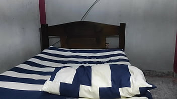 継母が私の部屋にやって来て、彼女に良いマッサージをしてもらいました。その後、彼女は私のペニスをつかみ始め、誰にも知られずに彼女が好きなようにセックスすることになりました