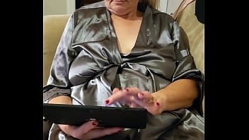 セクシーなおばあちゃんMommaVeeがオナニー！