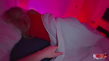 両親の隣で義理の妹とセックス