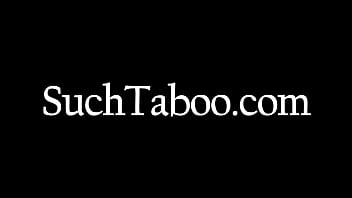 最近未亡人になった継母が罪のない義理の息子を堕落させる