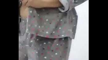 穿着睡衣的丰满熟妇泄露的家庭视频