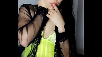 看！！！ 我姐姐是如何用她的阴户吞噬吊袜带的