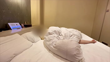 プライベートで休んでいる人妻にいきなり挿入したらあまりの気持ちよさに驚きながらも感じまくってしまうヘンタイ不倫妻