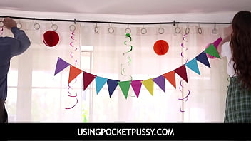 UsingPocketPussy - Бесплатная горячая молодая женщина сводных сестер втроем с отчимом на день рождения
