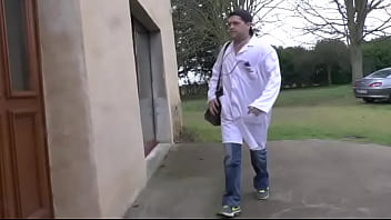 タトゥーを入れた欲求不満の熟女がソドミーの専門家と呼ばれ、お尻にハードプラグを挿入される