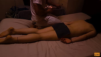 在 nuru 泰式色情按摩期间，我无法抗拒和性交热辣的 18 岁客户 无限制的性高潮