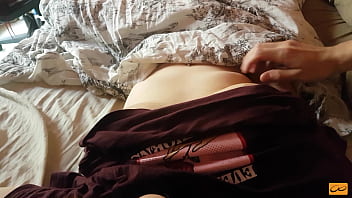 当我触摸她的乳头时，饥渴的继妹射得很厉害 - 无限高潮